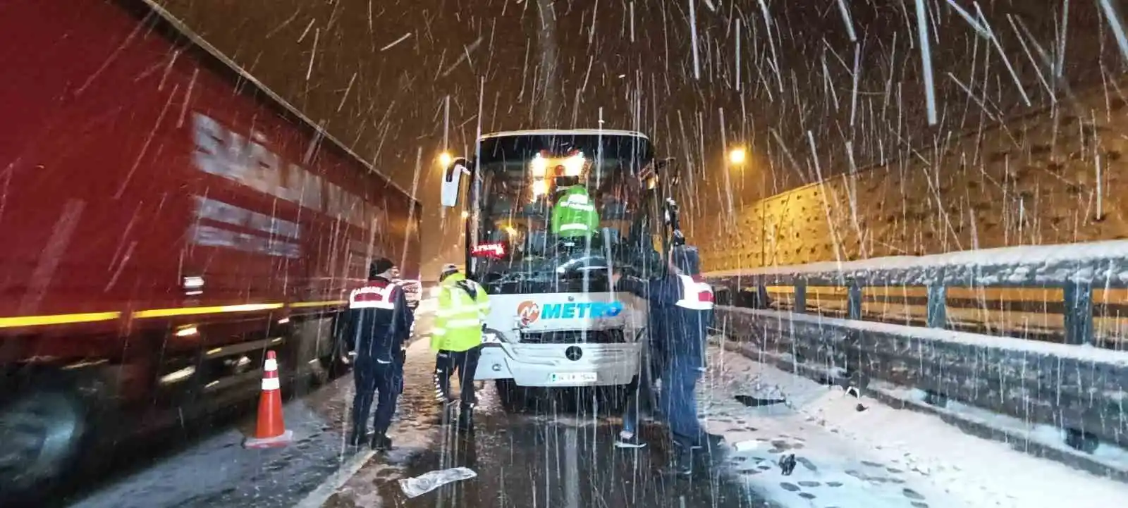 TEM’de yolcu otobüsü tıra arkadan çarptı: 5 yaralı
