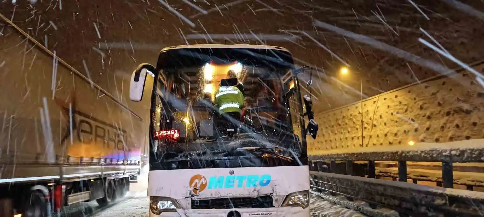 TEM’de yolcu otobüsü tıra arkadan çarptı: 5 yaralı

