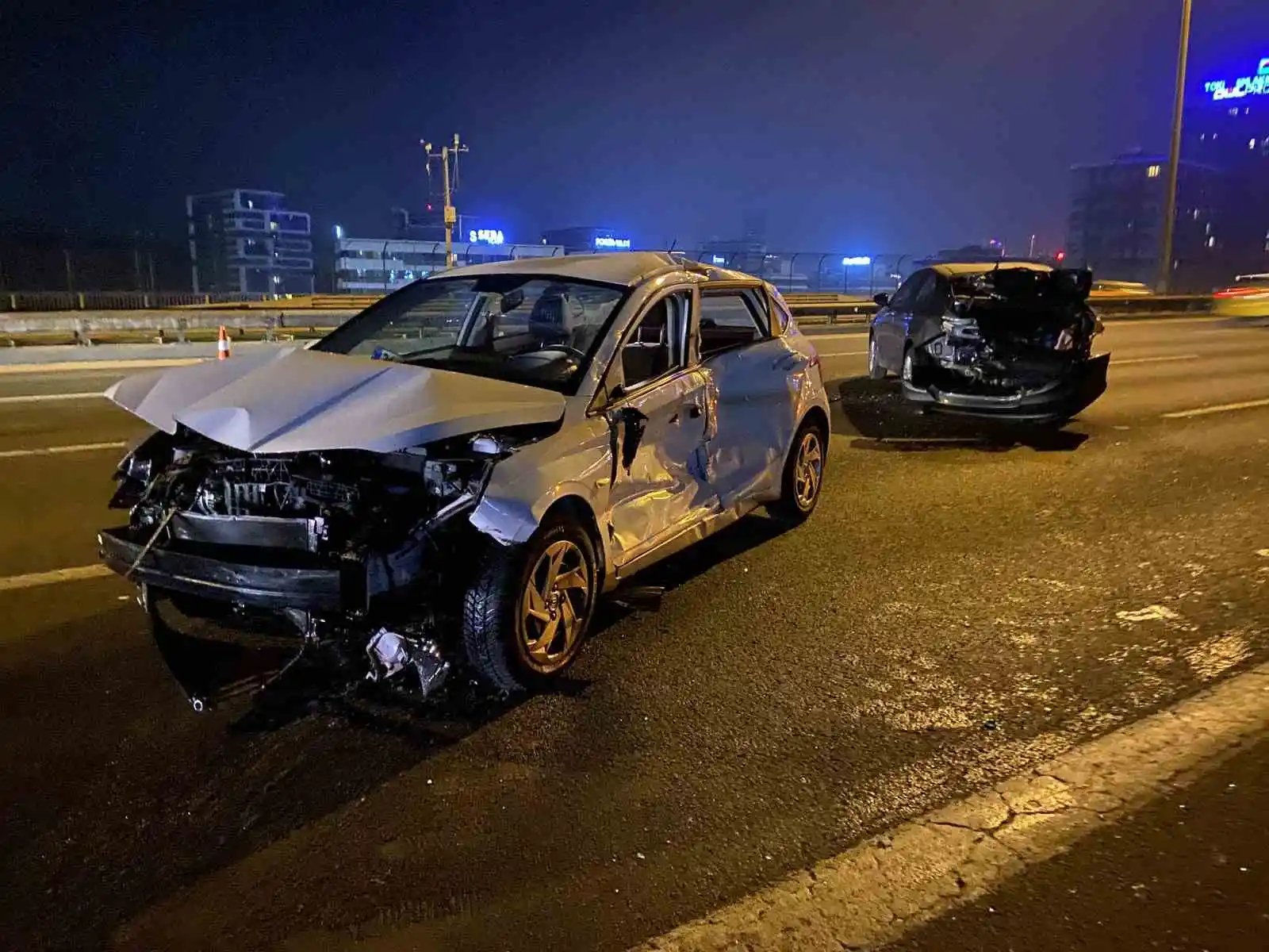 TEM Otoyolu'nda seyir halindeki otomobilden düşen şahıs iki aracın çarpması sonucu öldü
