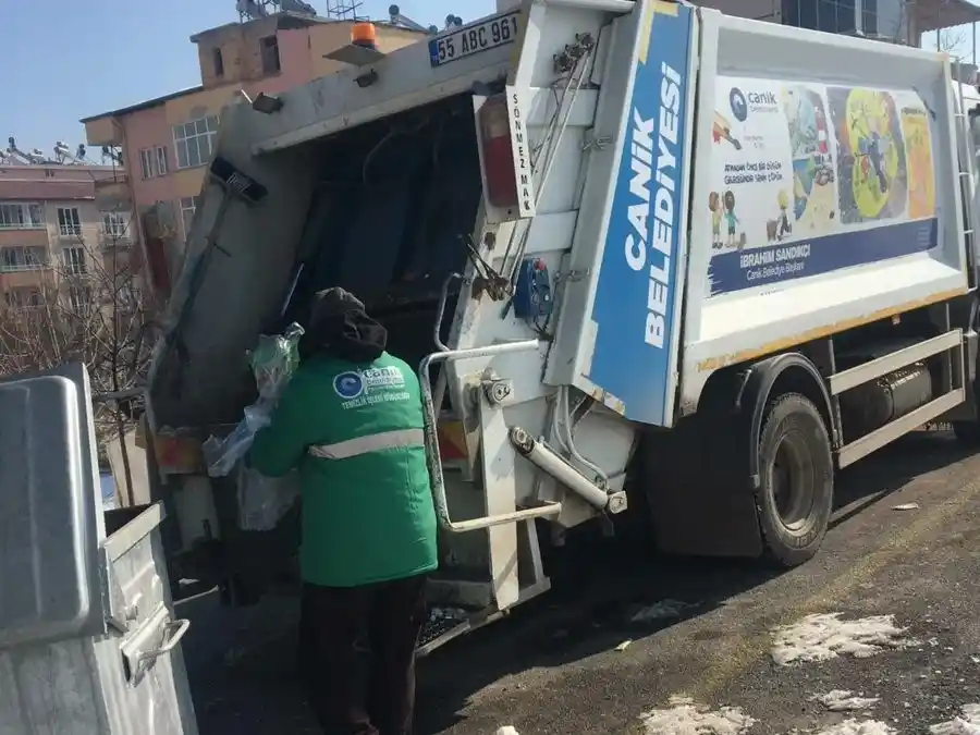 Temizlik ekipleri, deprem bölgesinde çalışmalarını sürdürüyor
