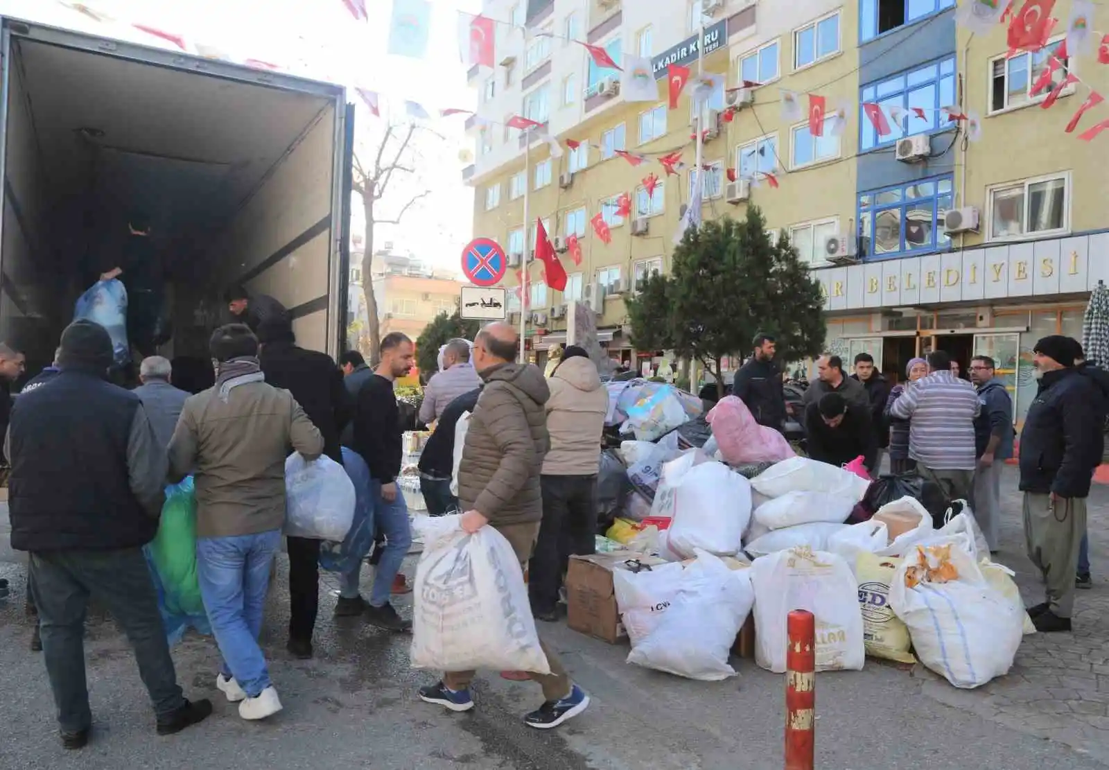 Toroslar Belediyesi, 3'üncü yardım tırını ve 5 transit aracı deprem bölgesine gönderdi
