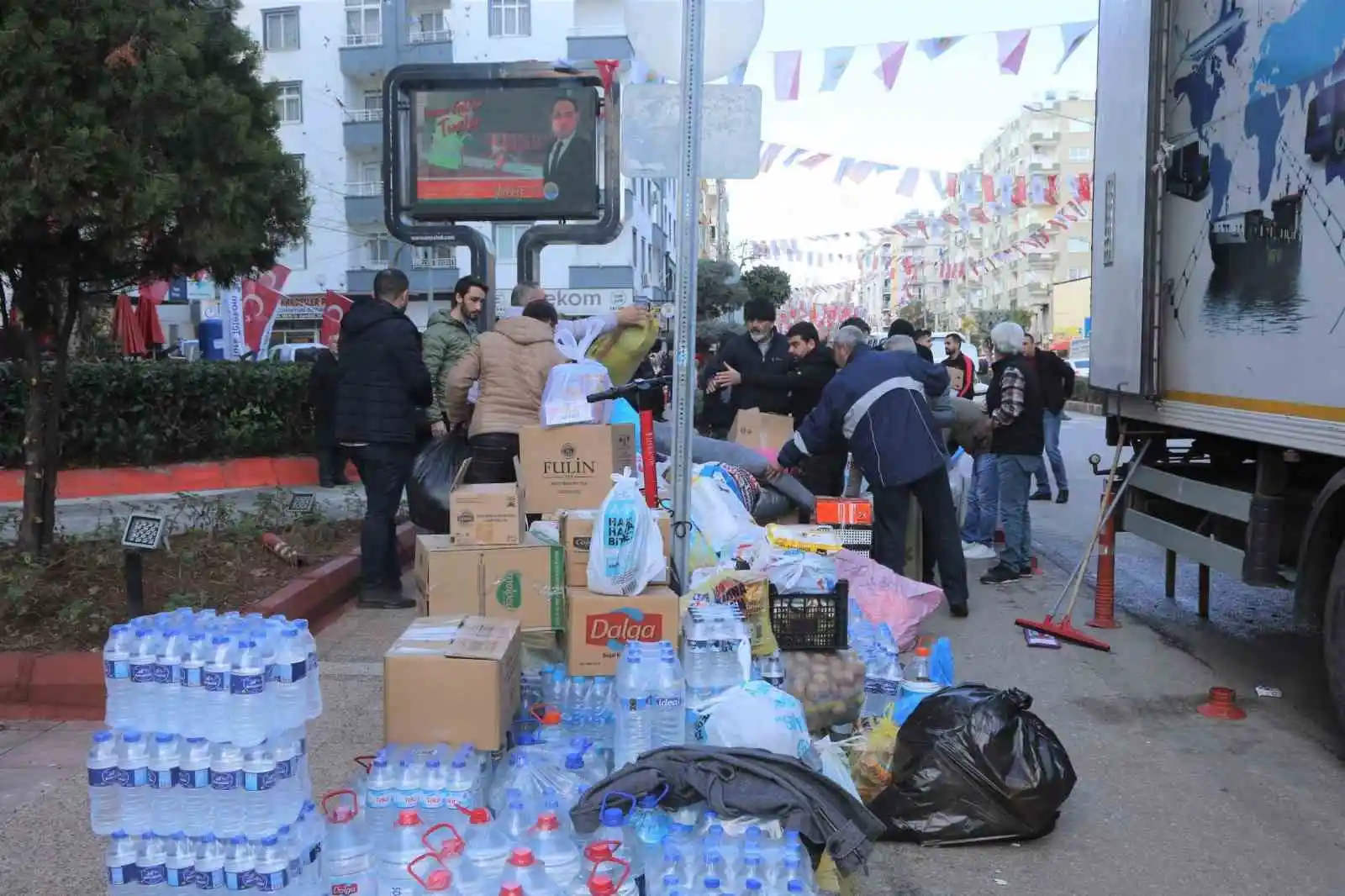 Toroslar Belediyesi, 3’üncü yardım tırını ve 5 transit aracı deprem bölgesine gönderdi
