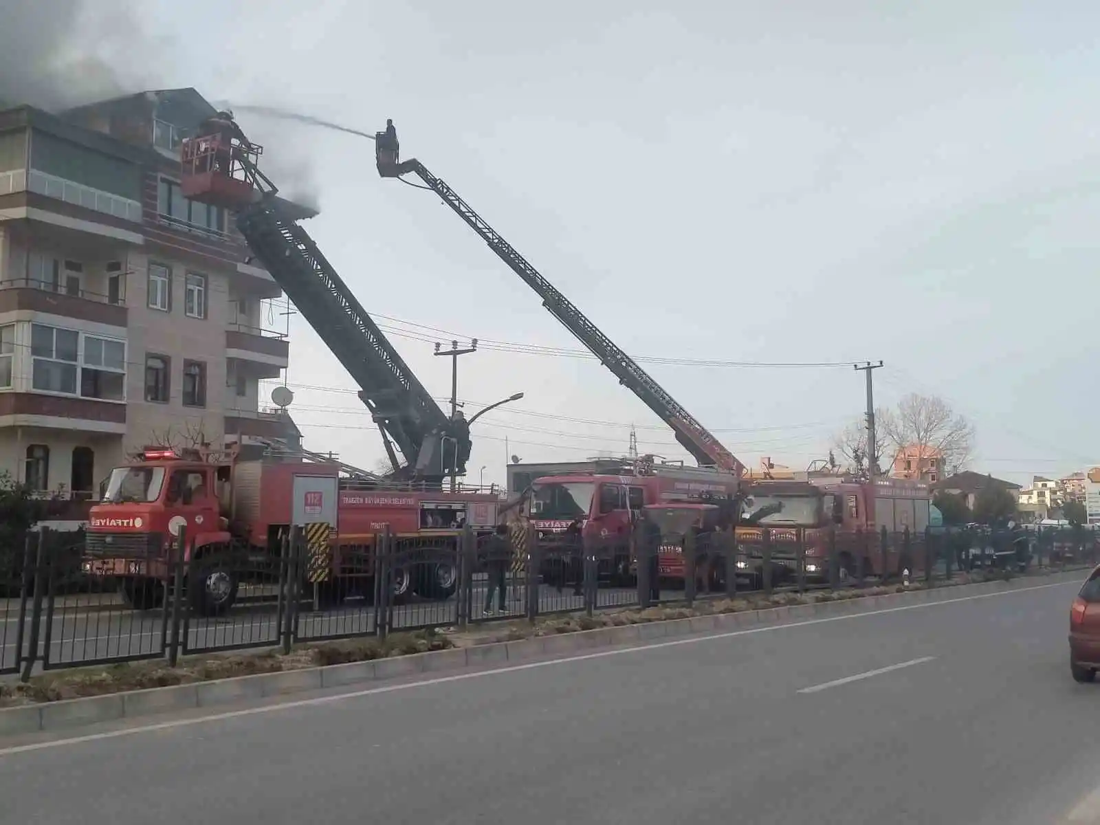 Trabzon’un Araklı ilçesinde 5 katlı evin çatısı alevlere teslim oldu
