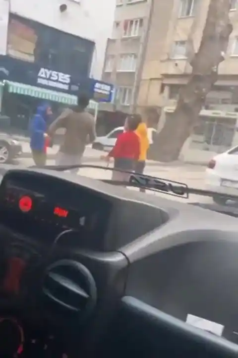 Trafikteki yol verme kavgaları kamerada
