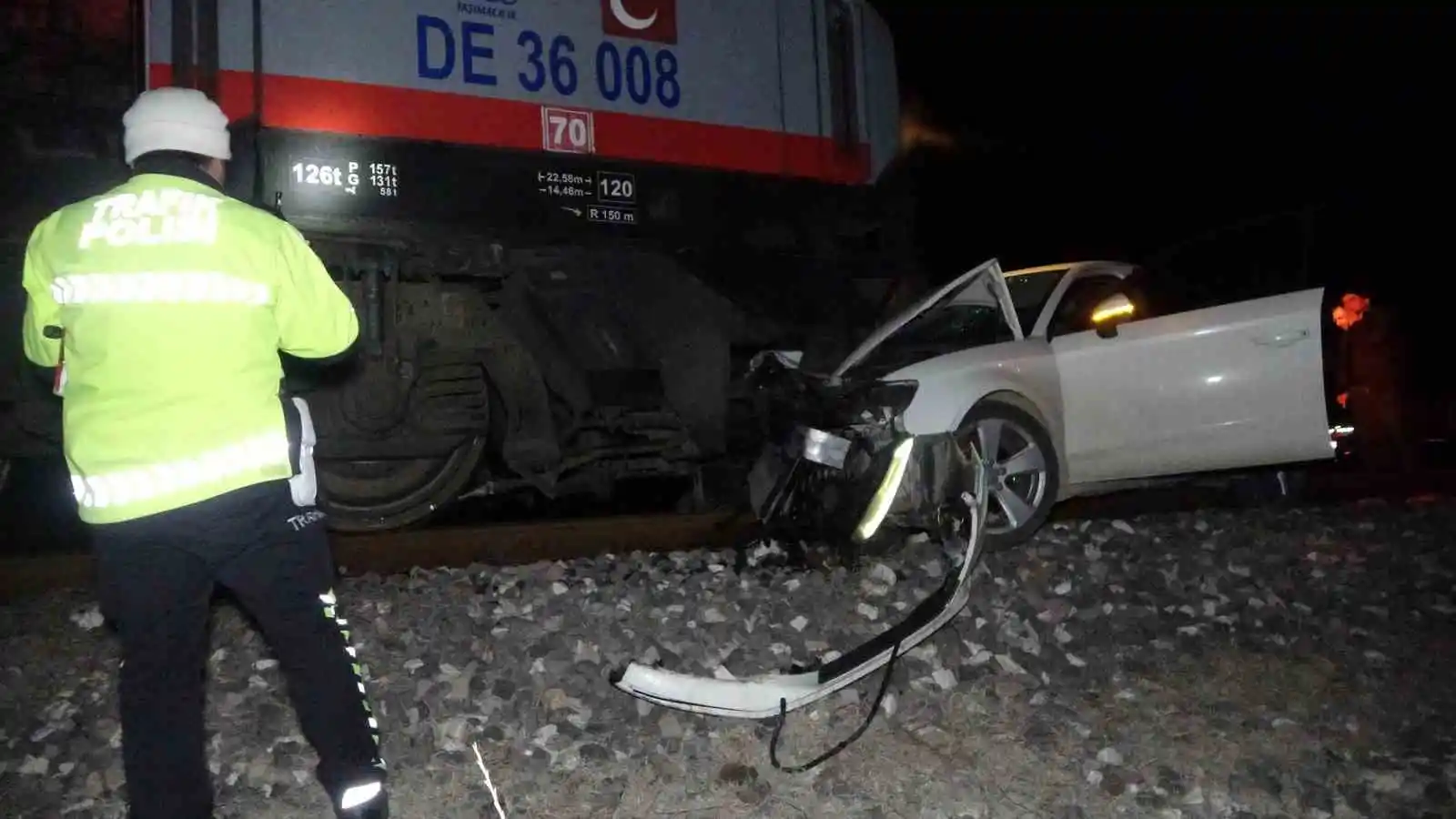 Trenin altında kalan otomobildeki 2 kişi ölümden döndü
