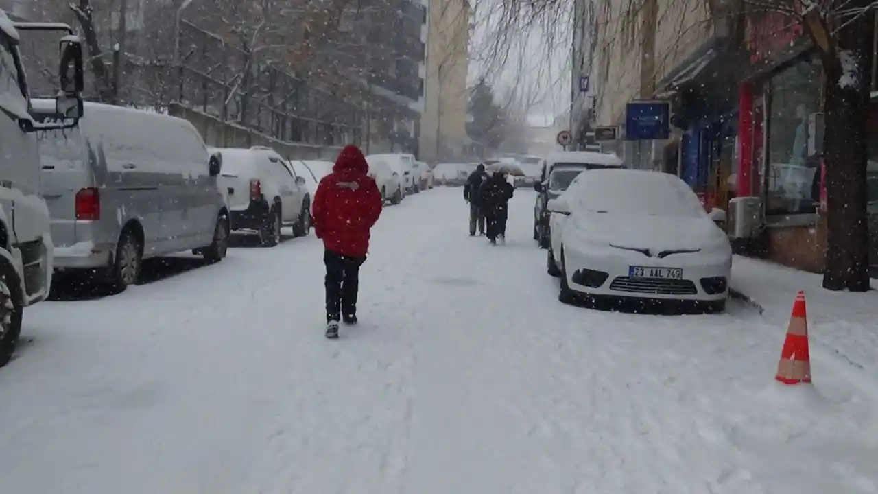 Tunceli’de kar yeniden bastırdı, 251 köy yolu ulaşıma kapandı
