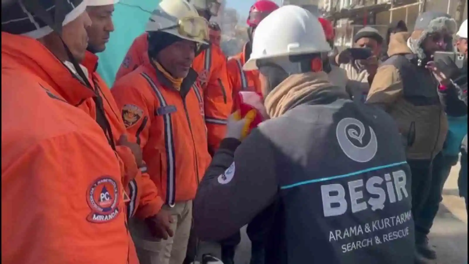 Türk arama kurtarma ekibinden Venezüellalı ekibe Türk bayrağı hediyesi
