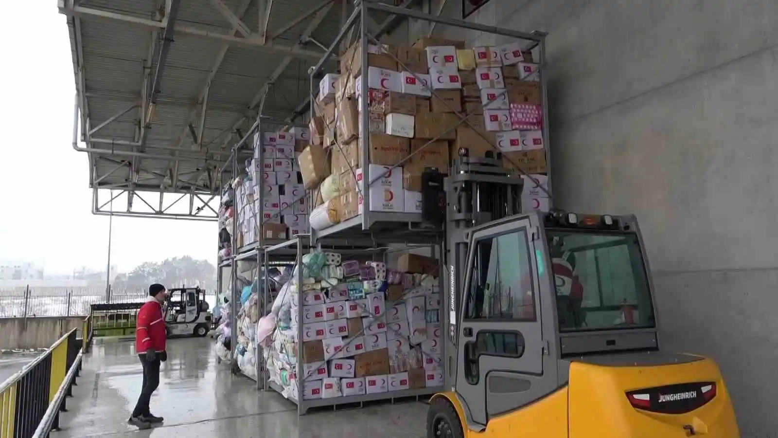 Türk Kızılayı lojistik deposundan deprem bölgesine yardım malzemeleri gönderiliyor
