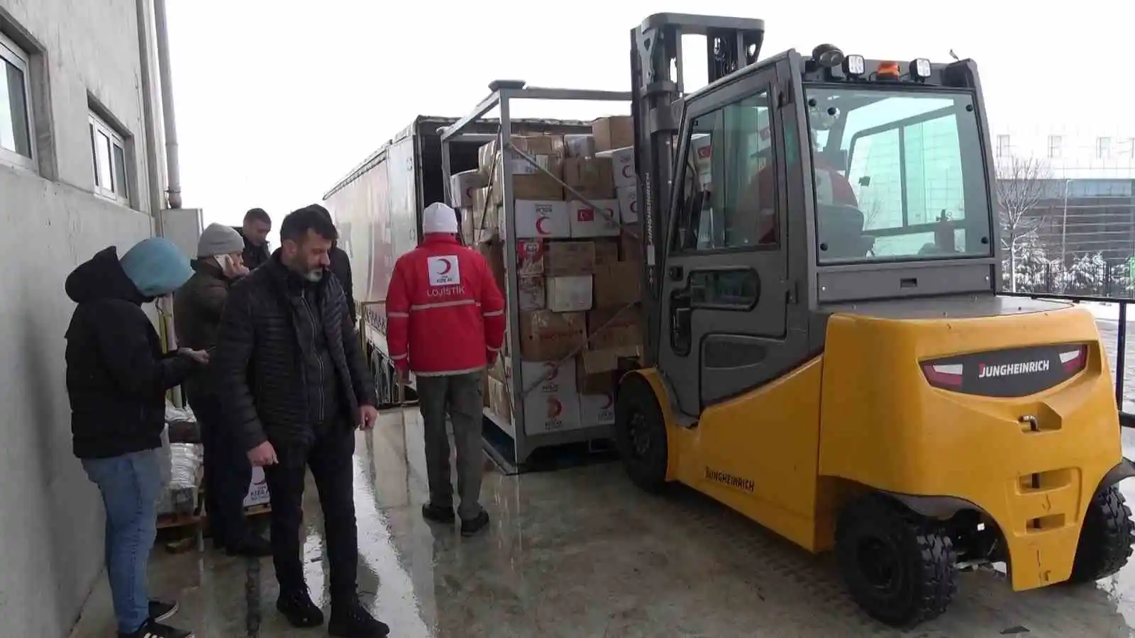 Türk Kızılayı lojistik deposundan deprem bölgesine yardım malzemeleri gönderiliyor
