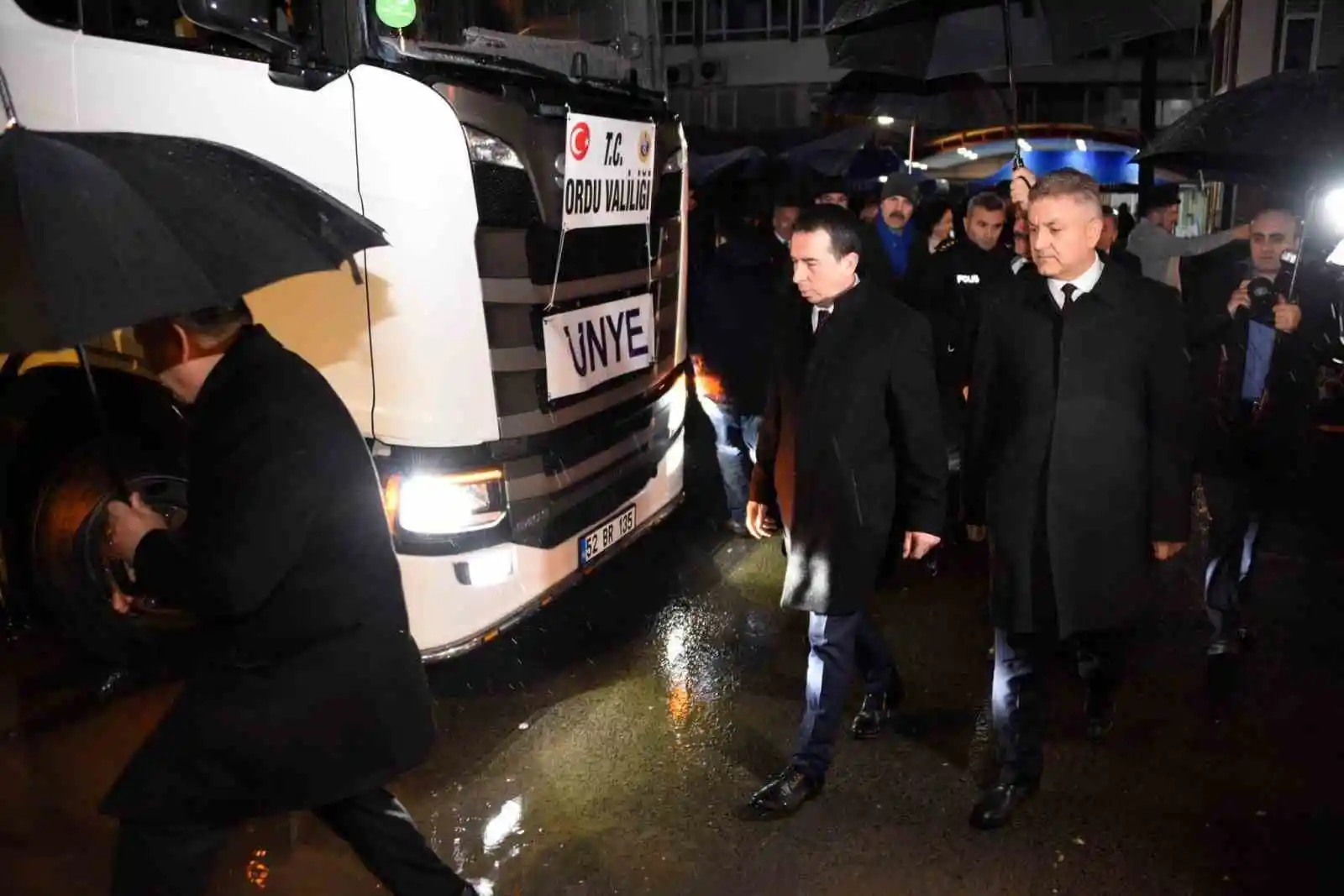 Ünye deprem bölgesi için tek yürek oldu
