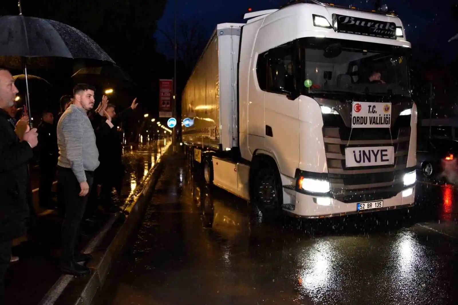 Ünye deprem bölgesi için tek yürek oldu
