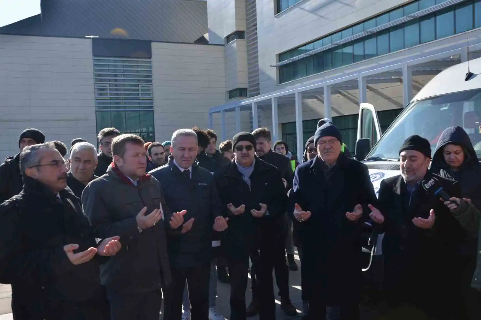 Uşak Üniversitesi öğrenci ve personeli deprem bölgesine yola çıktı
