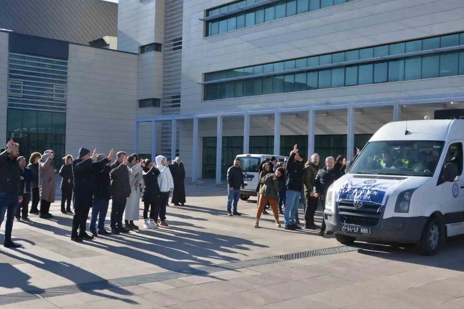 Uşak Üniversitesi öğrenci ve personeli deprem bölgesine yola çıktı
