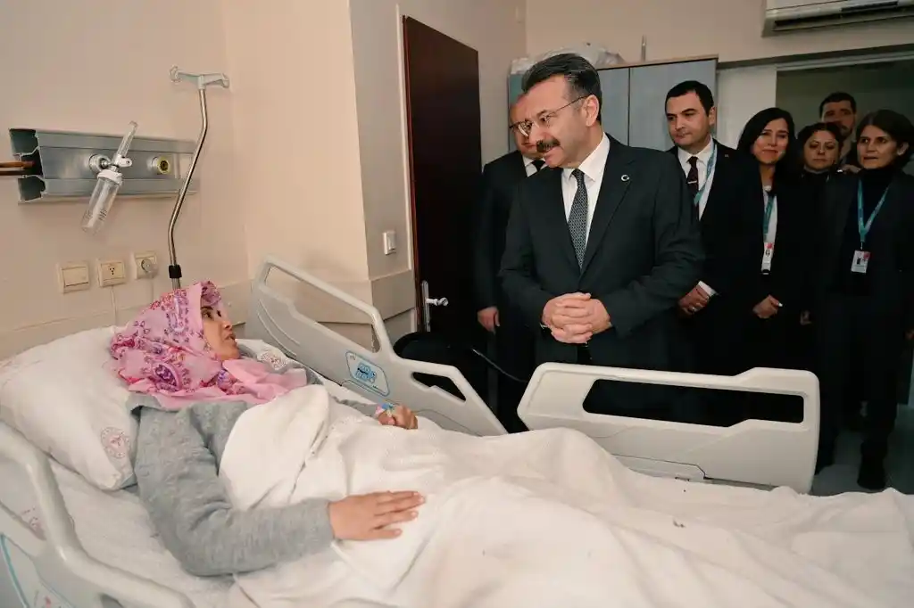 Vali Aksoy, Aydın'da tedavi gören depremzede vatandaşlarla görüştü
