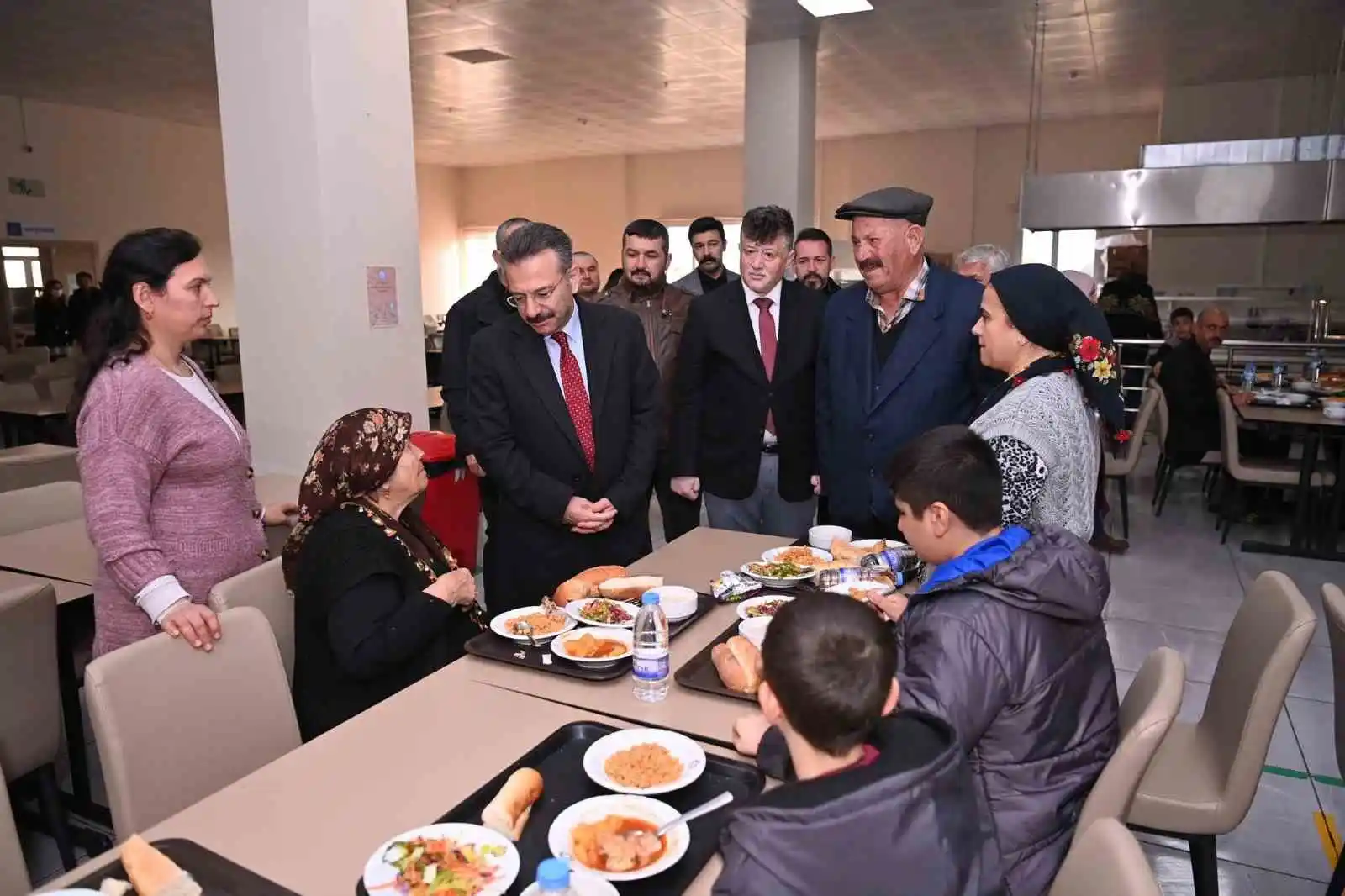 Vali Aksoy, depremzede aileler ile görüştü
