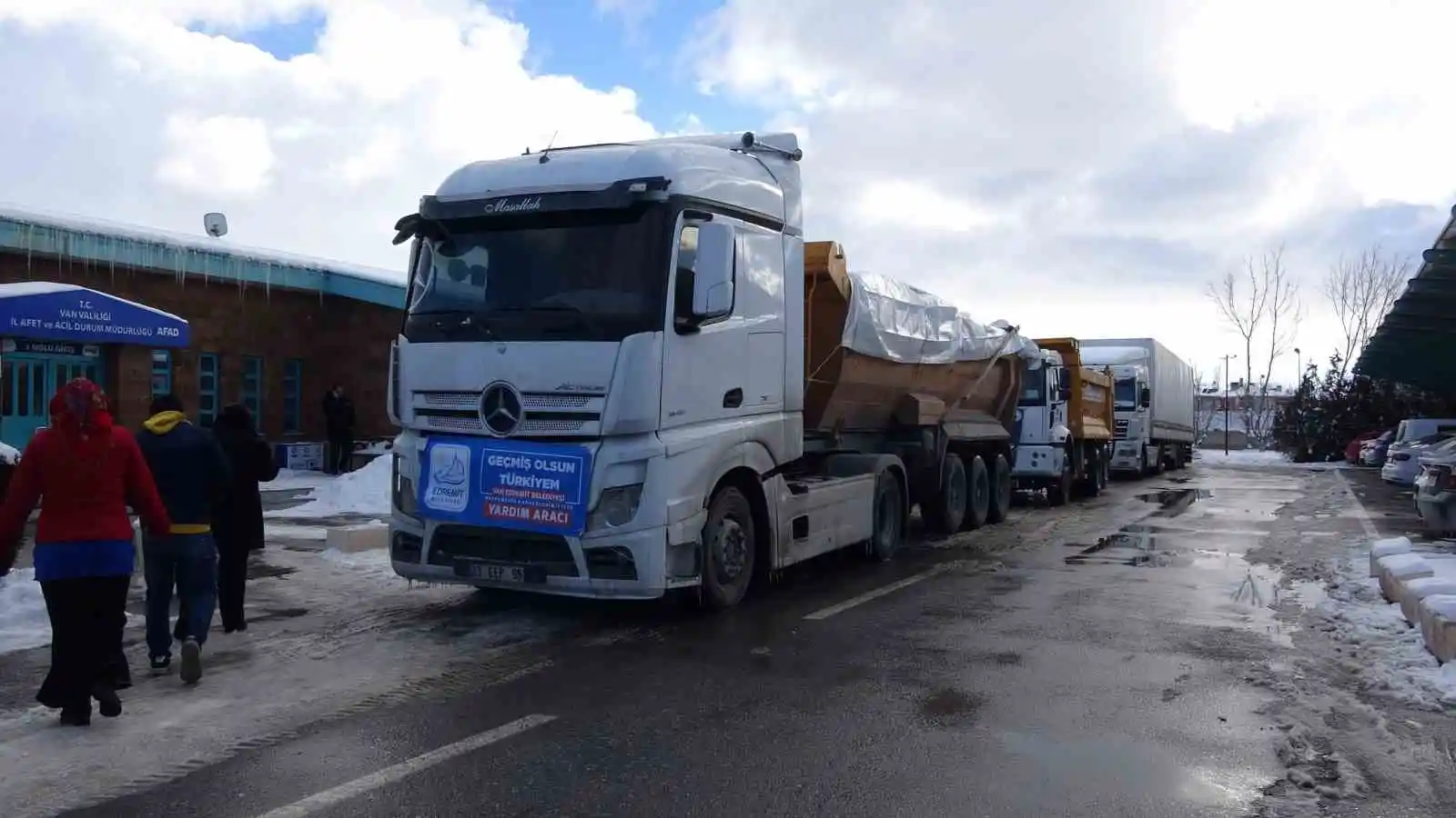 Van’dan yeni yardım tırları deprem bölgesine gönderildi
