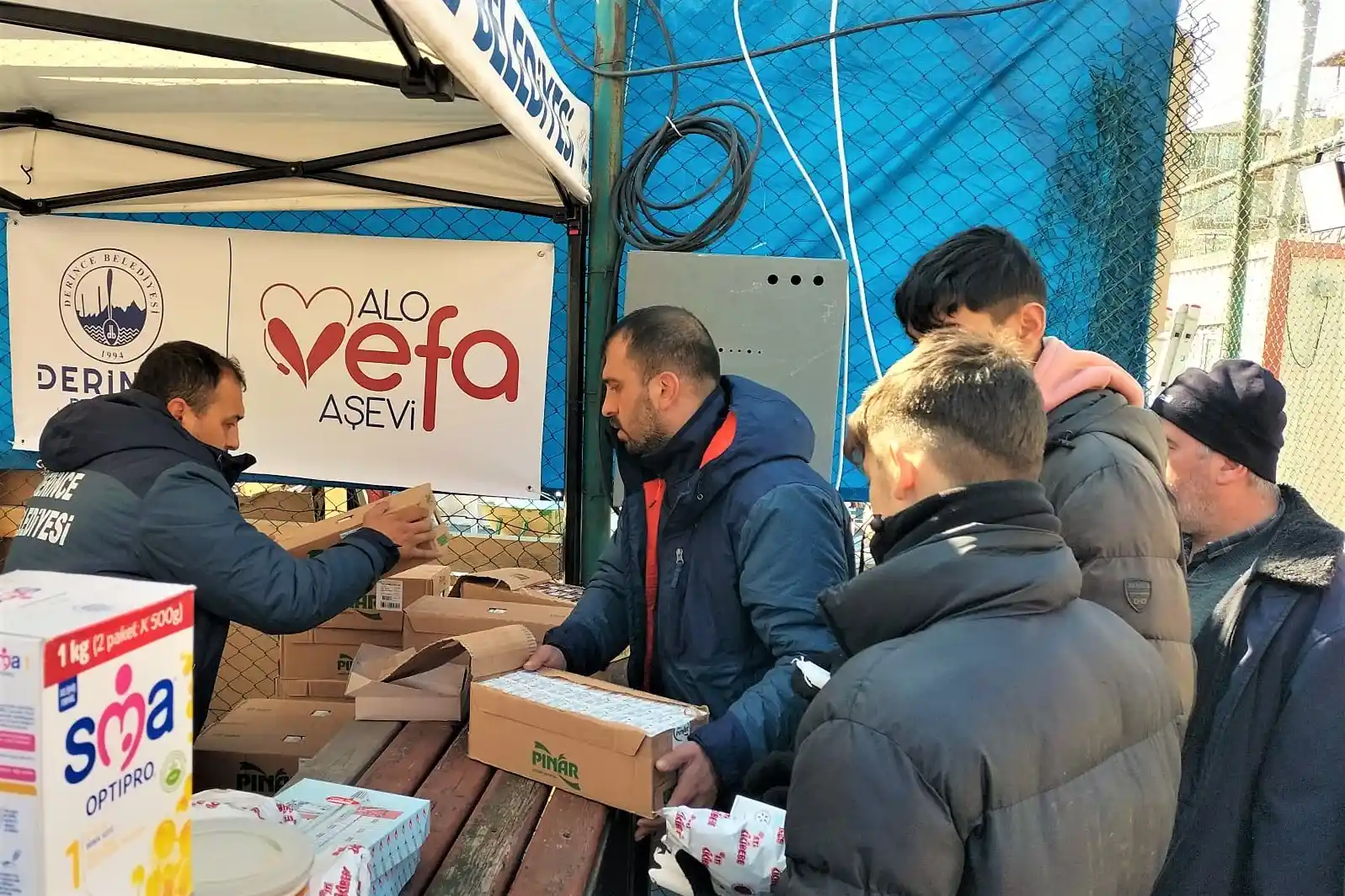 VEFA Hattı ekipleri depremzedelere sıcak yemek ikram ediyor
