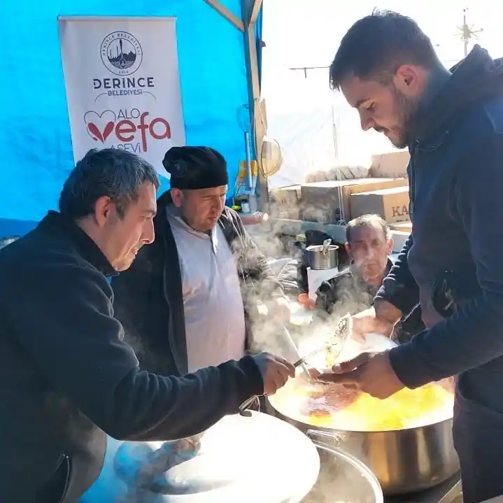 VEFA Hattı ekipleri depremzedelere sıcak yemek ikram ediyor
