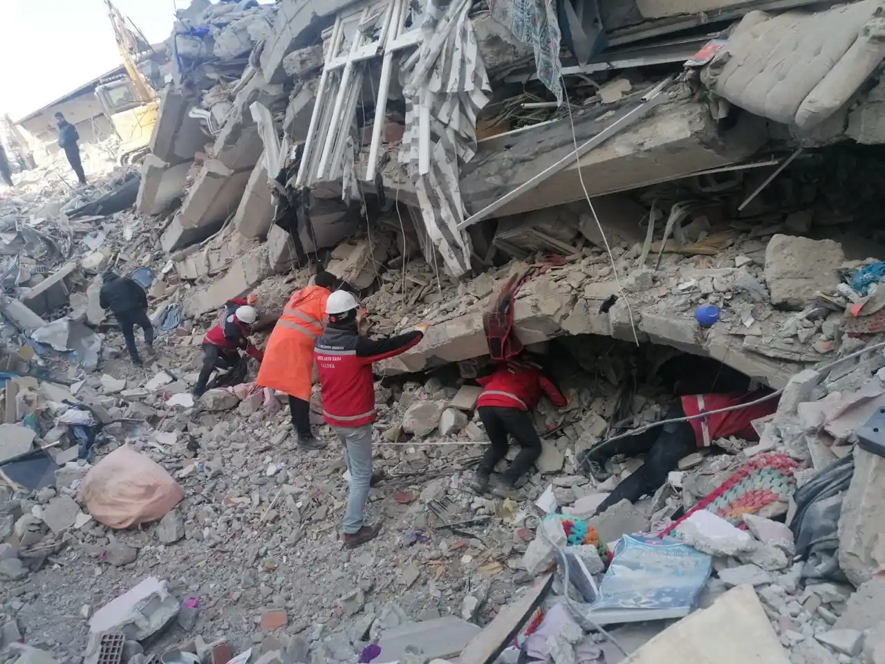 Yalova İl Milli Eğitim Müdürlüğü depremzedelerin yanında oldu
