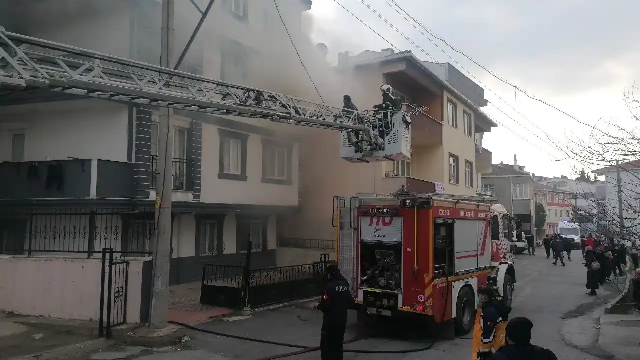 Yangında mahsur kalan özel birey itfaiye ekipleri tarafından kurtarıldı
