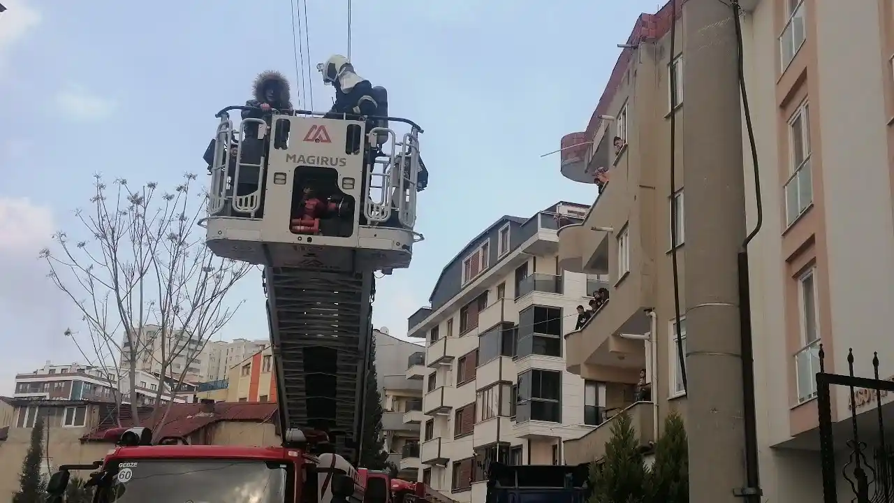 Yangında mahsur kalan özel birey itfaiye ekipleri tarafından kurtarıldı
