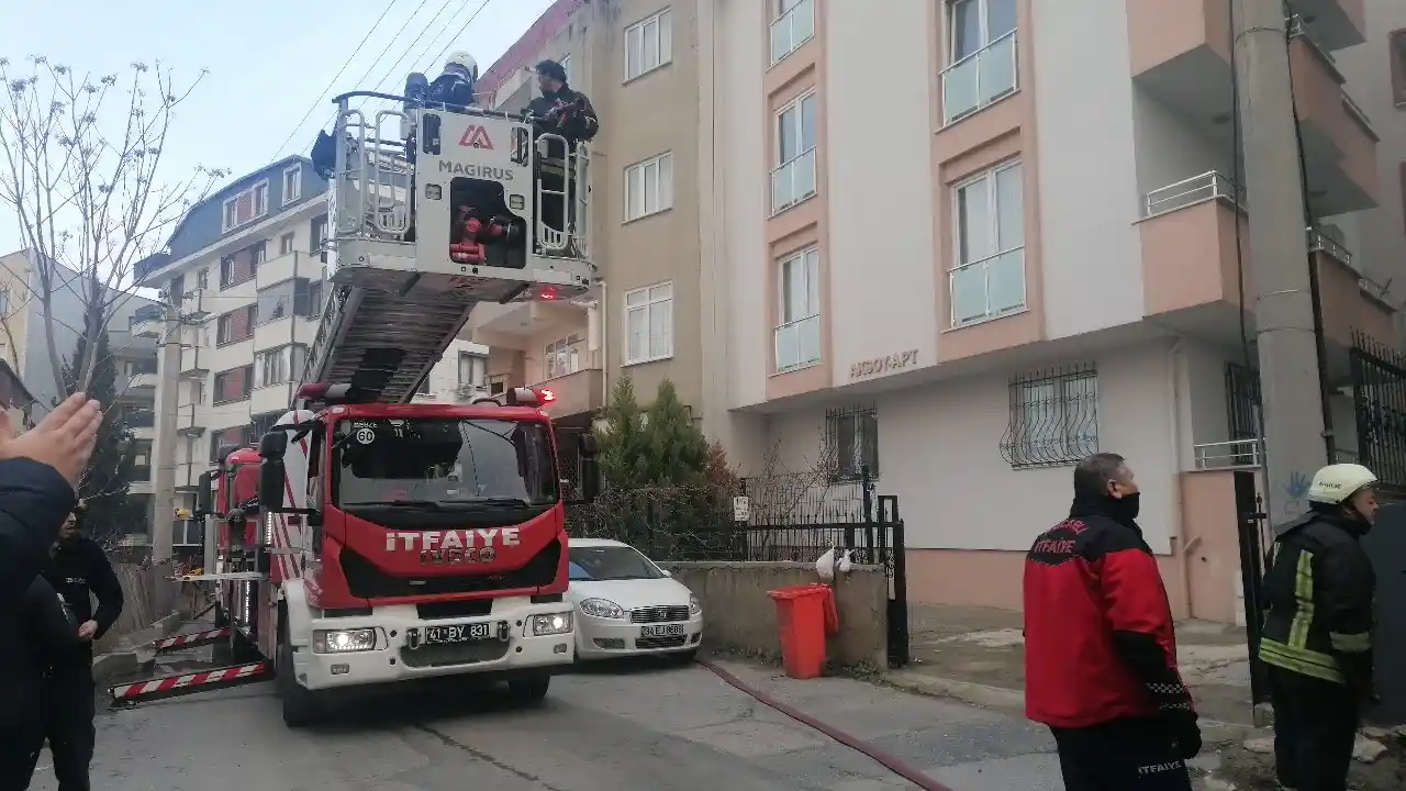 Yangında mahsur kalan özel birey itfaiye ekipleri tarafından kurtarıldı
