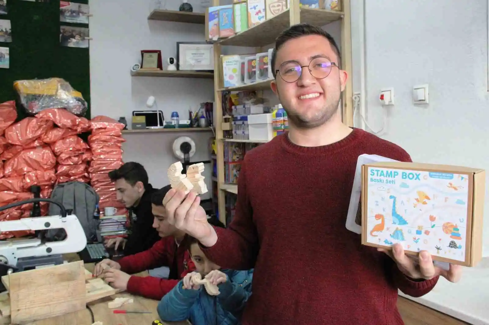 Yazılım mühendisliği okuyan öğrenciler depremzede çocuklara oyma sanatıyla oyuncak yaptı
