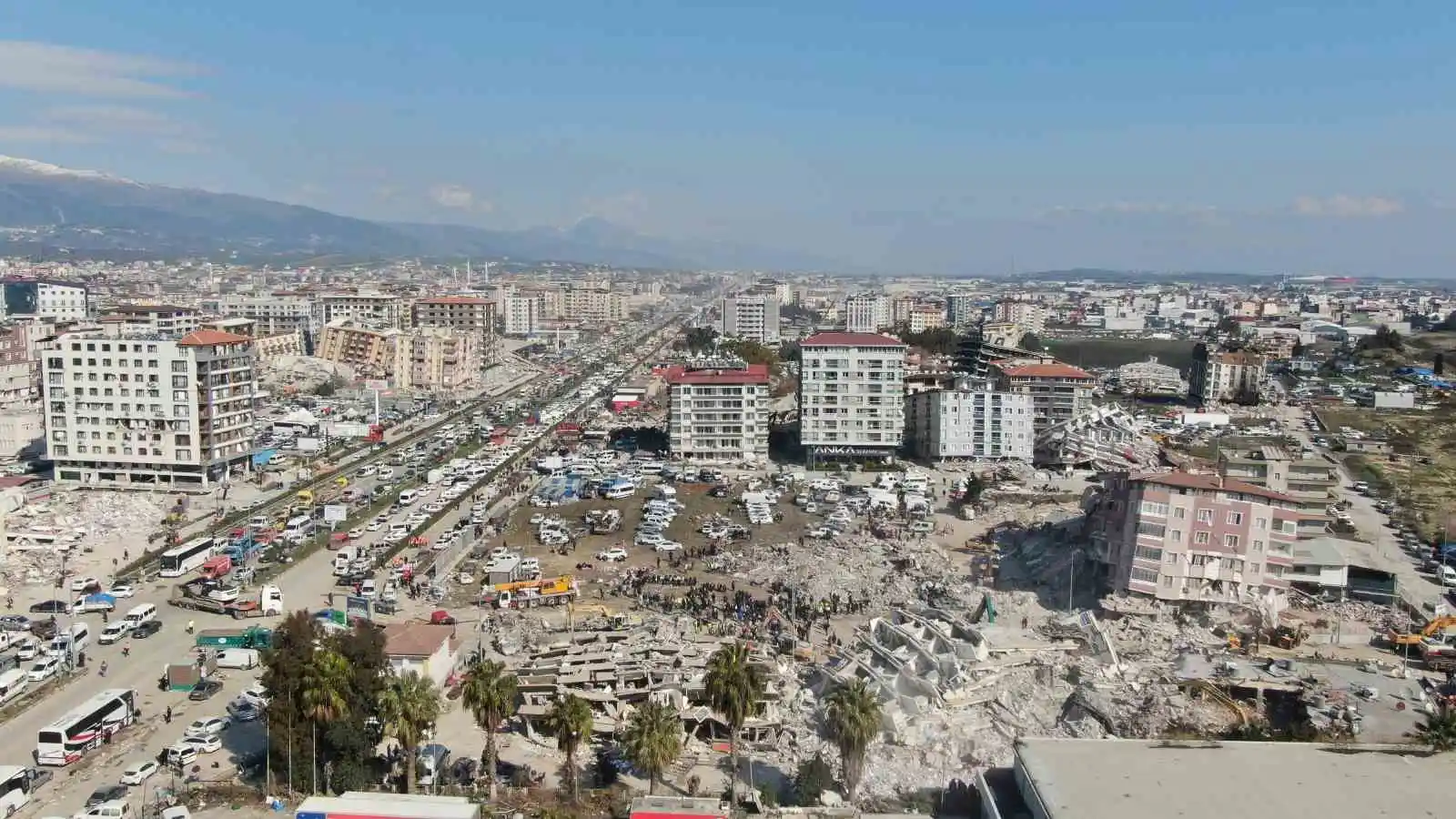 Yerle bir olan Hatay’da arama kurtarma çalışmaları havadan görüntülendi
