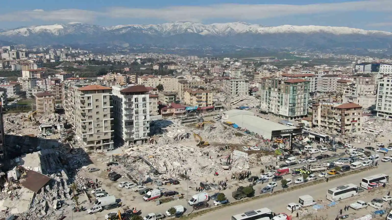 Yerle bir olan Hatay’da arama kurtarma çalışmaları havadan görüntülendi
