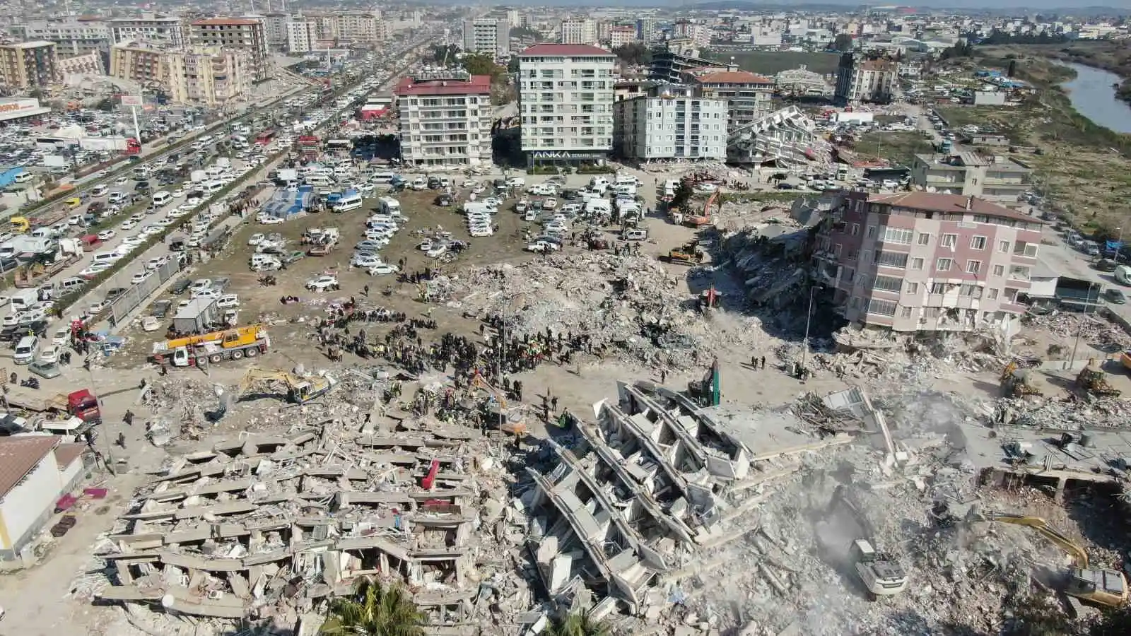 Yerle bir olan Hatay’da arama kurtarma çalışmaları havadan görüntülendi
