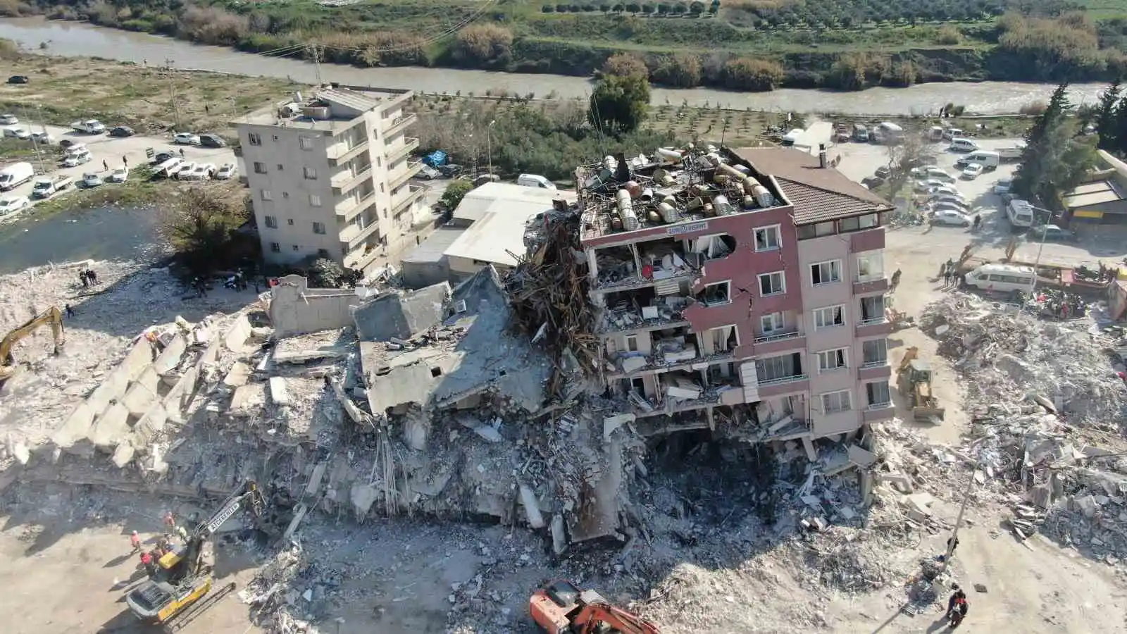 Yerle bir olan Hatay’da arama kurtarma çalışmaları havadan görüntülendi
