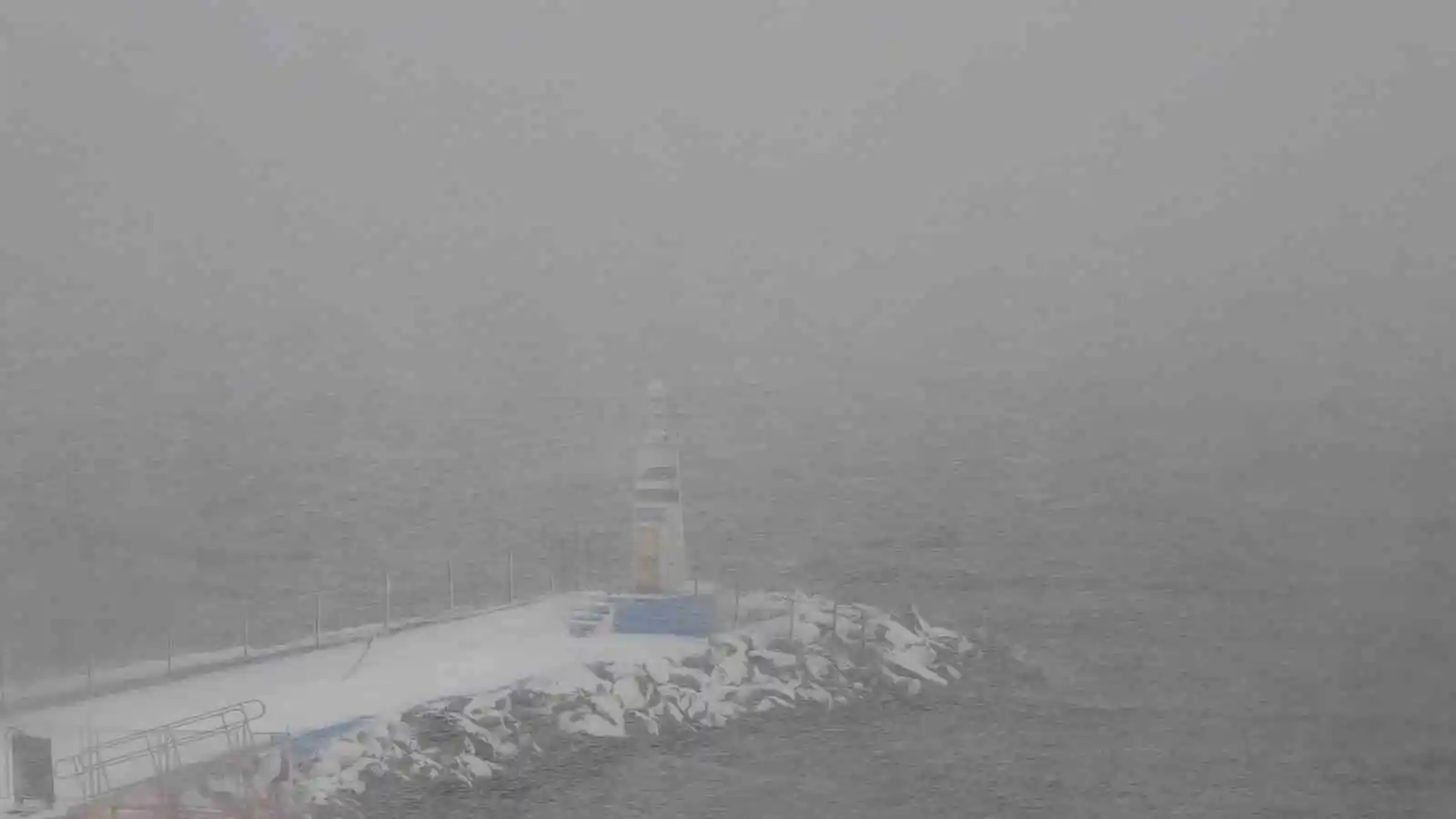 Yoğun kar yağışı nedeniyle Çanakkale-Kilitbahir seferleri durduruldu
