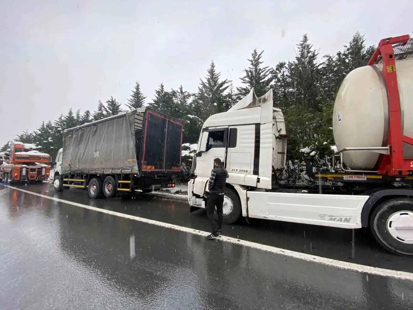 Yola dökülen yağ kazaya sebep oldu, tanker kamyona çarptı: 1 yaralı
