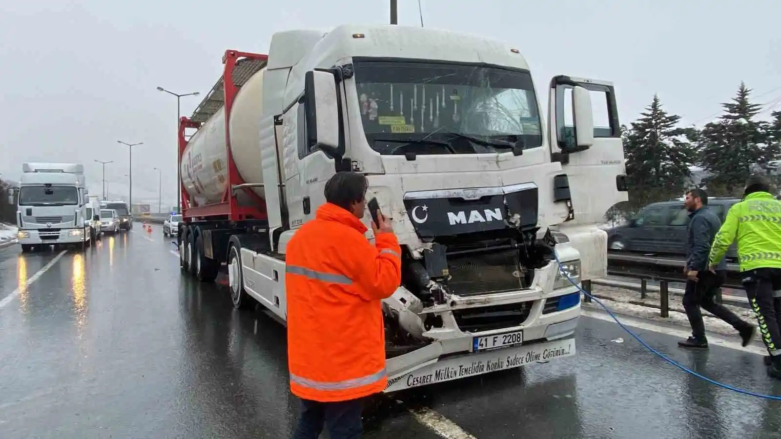 Yola dökülen yağ kazaya sebep oldu, tanker kamyona çarptı: 1 yaralı
