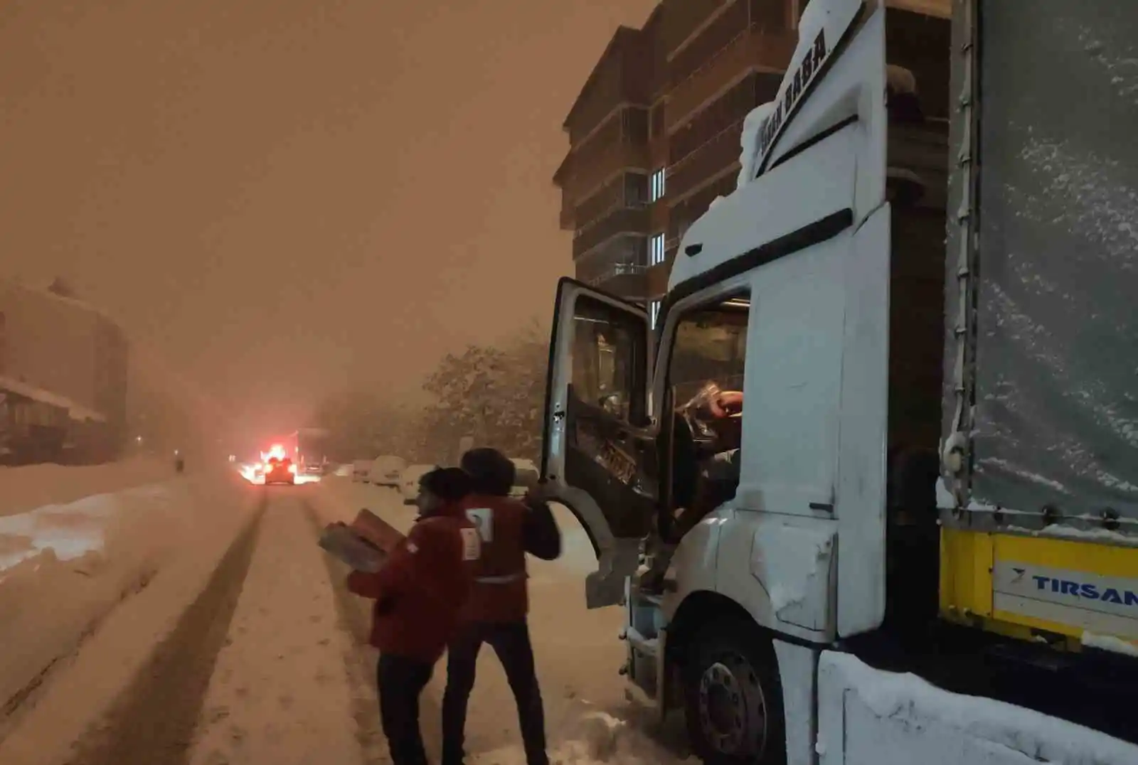 Yolda mahsur kalanlara kumanya dağıtımı yapıldı
