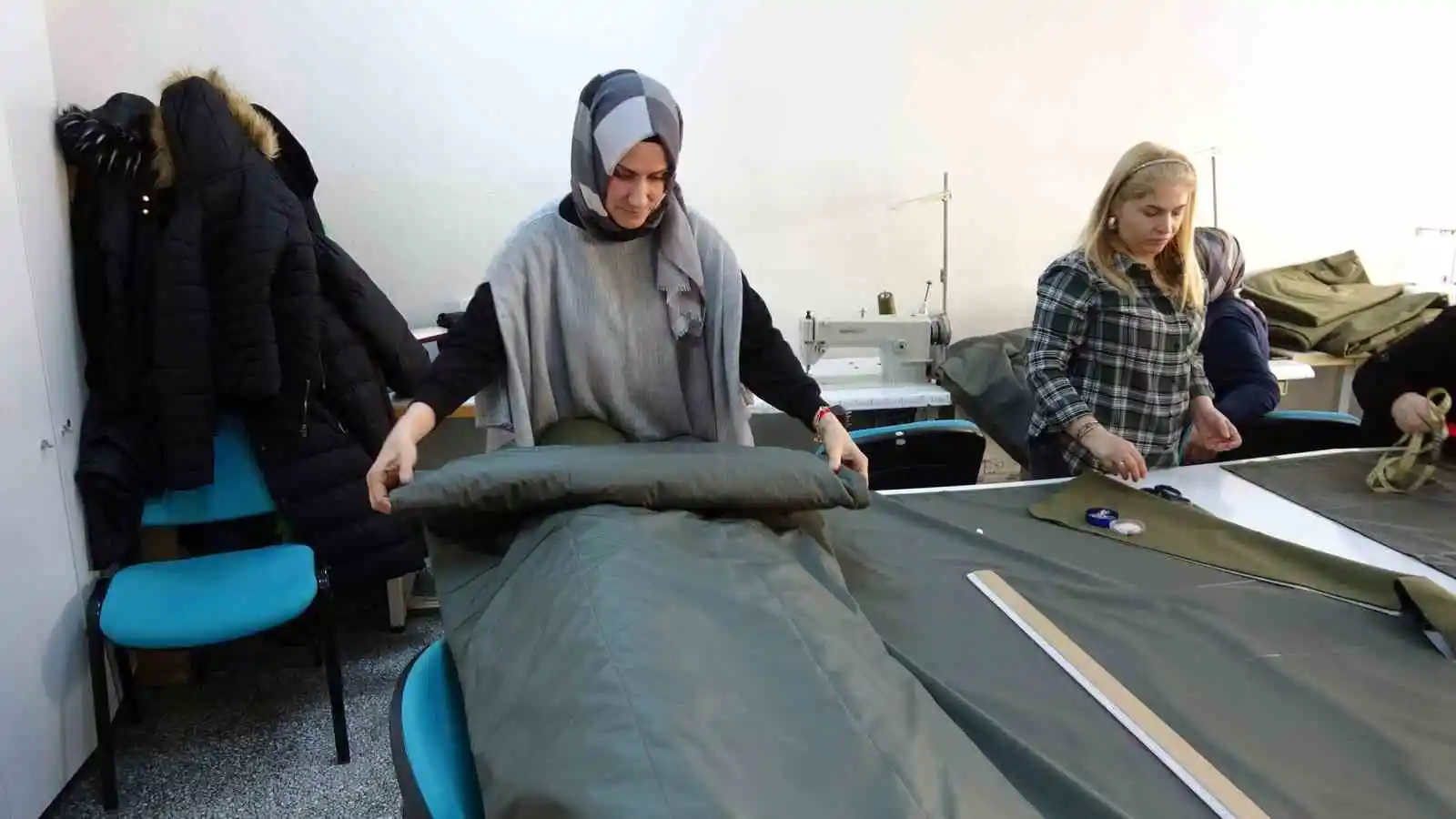 Yozgat’ta depremzedeler için uyku tulumu üretiliyor
