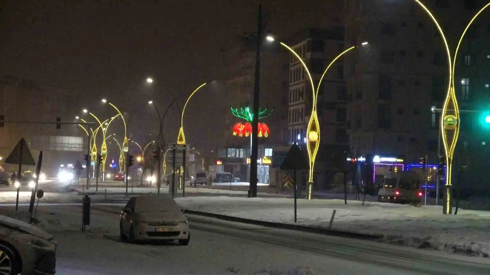 Yüksekova'da kar yağışı her yeri beyaza bürüdü
