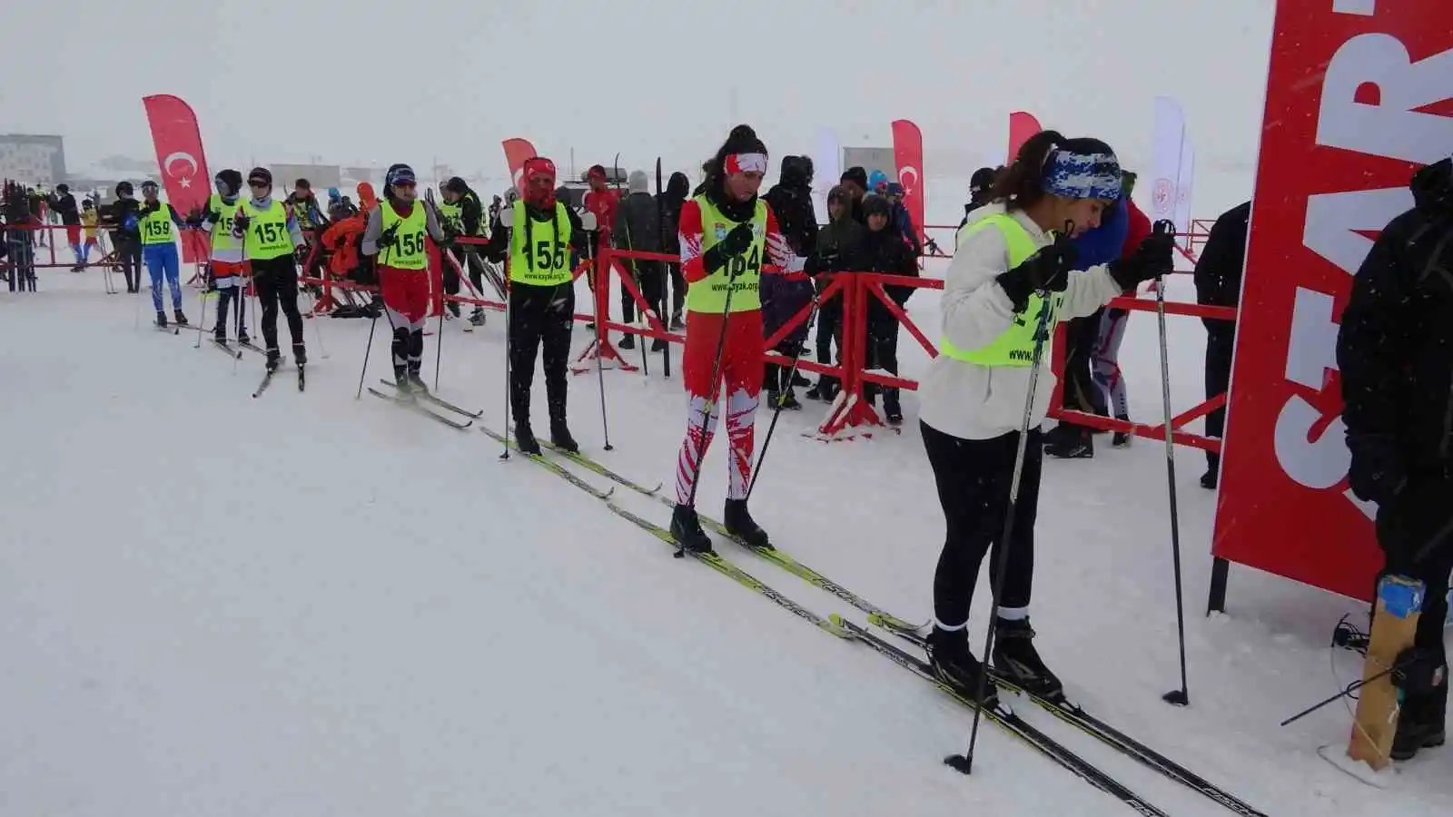 Yüksekova'da 'Kayaklı Koşu Eleme Yarışması' heyecanı
