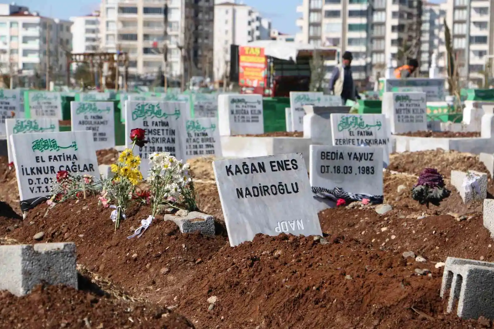 Yürek yakan hatıralar mezarlıklara dizildi
