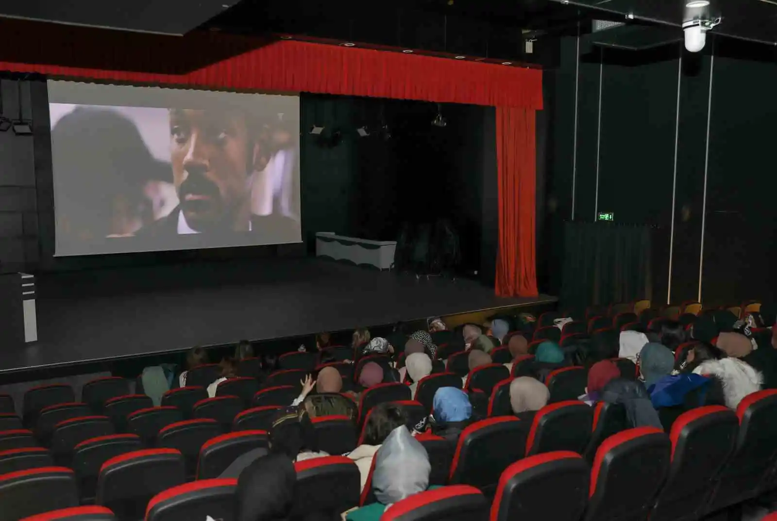 Depremzede öğrenciler için sinema etkinliği düzenlendi
