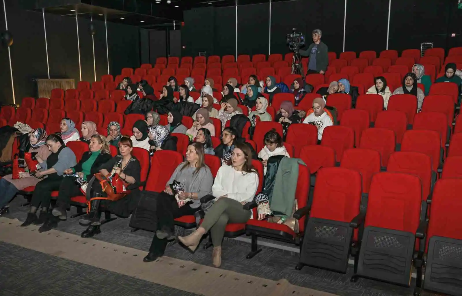 Depremzede öğrenciler için sinema etkinliği düzenlendi
