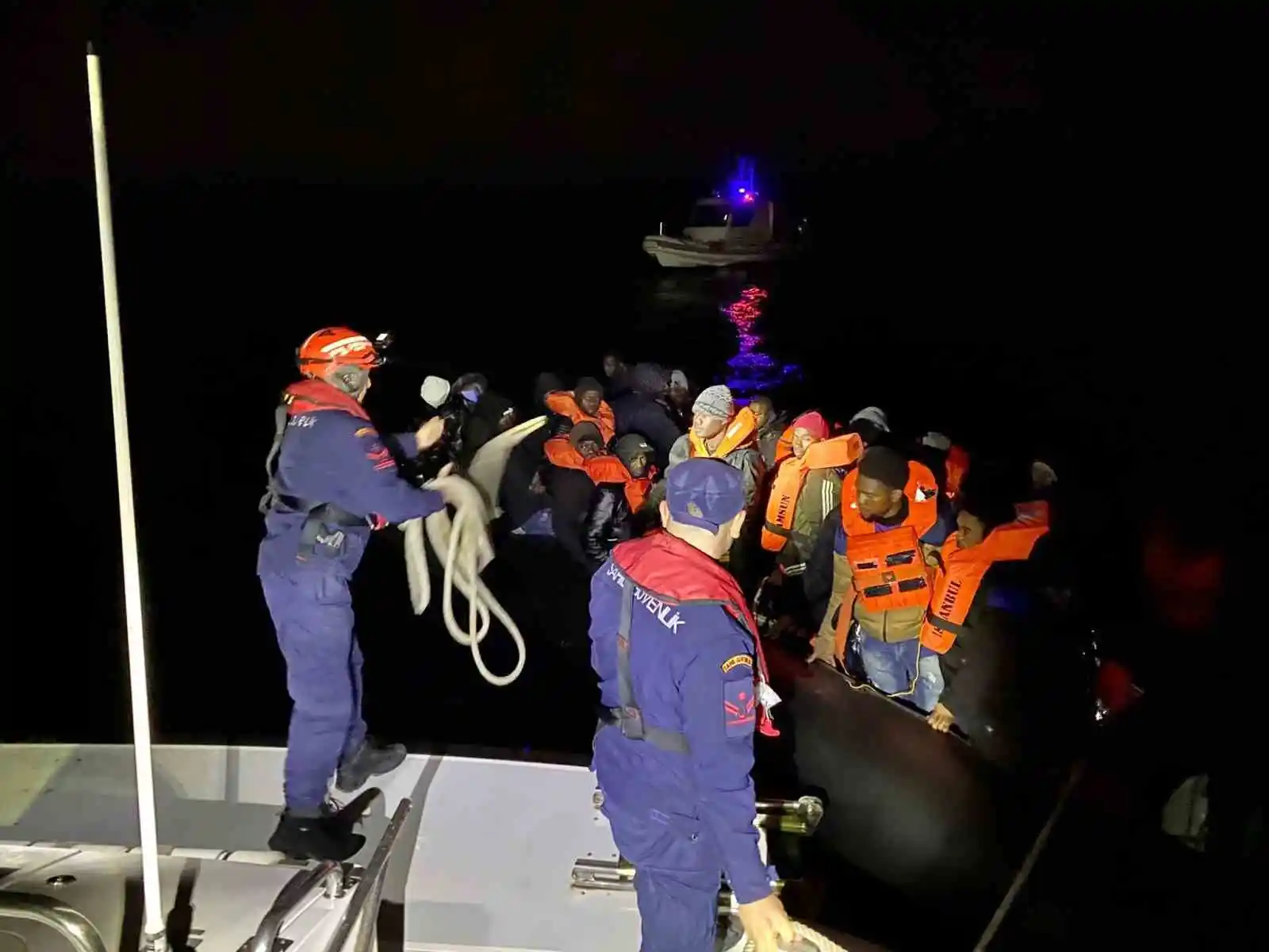 Ege Denizi'nde 90 göçmen yakalandı, 20 göçmen kurtarıldı
