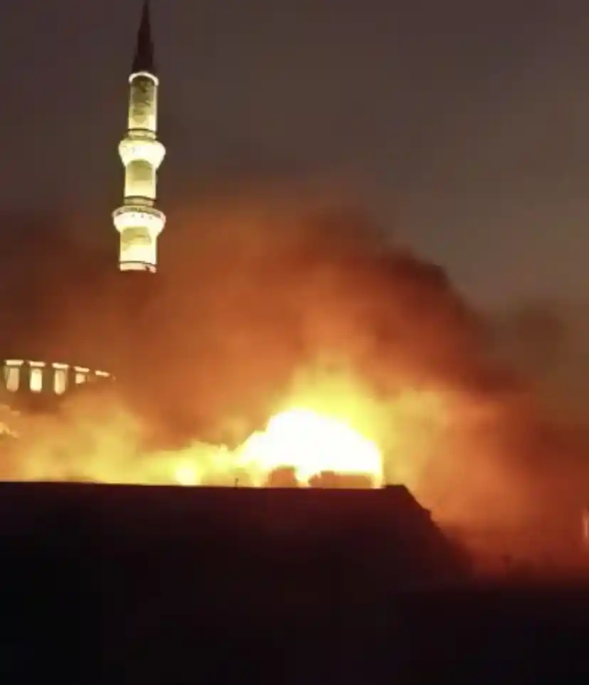 Fatih’te 3 katlı metruk bina alev alev yandı
