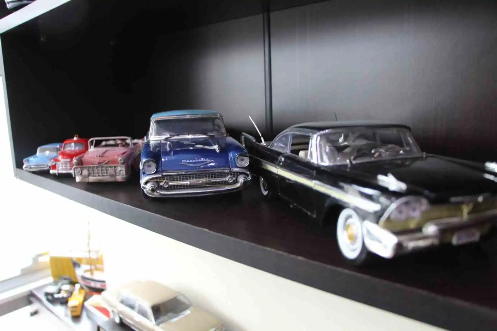 Hatıralara yolculuk yaptıran klasik model araba ve telefon koleksiyonu
