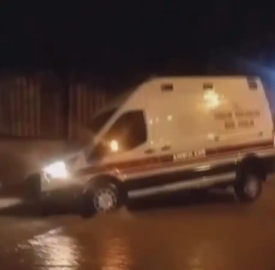 İzmir'de yağmur hayatı felç etti: Araçlar oluşan çukurlara düştü
