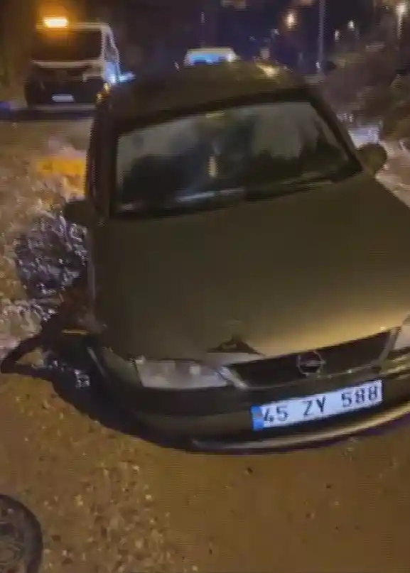 İzmir’de yağmur hayatı felç etti: Araçlar oluşan çukurlara düştü
