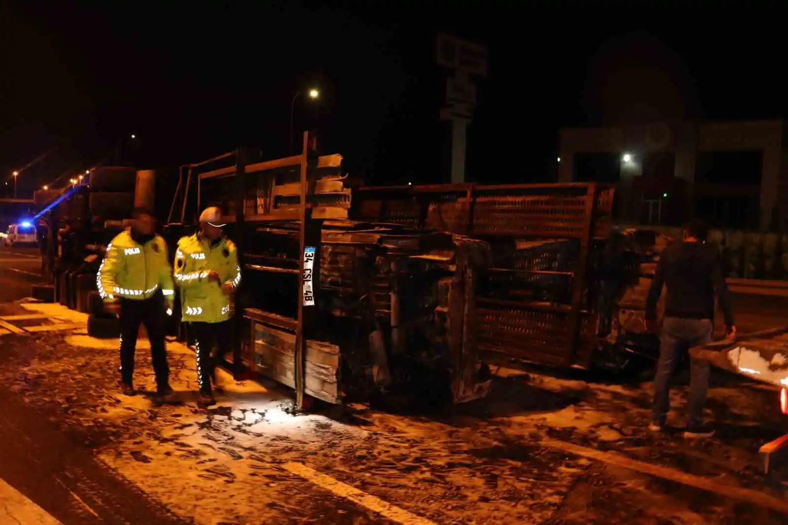 Kayseri'de feci kaza: Yanan tırın sürücüsünü polis kurtardı
