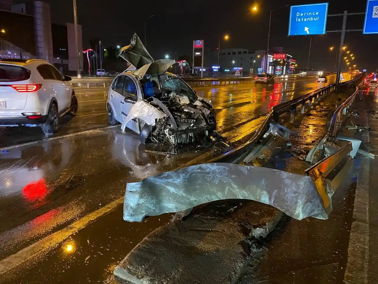 Kocaeli’de otomobil demir bariyerlere çarptı, vatandaş yaralıyı yağmurdan montuyla korudu
