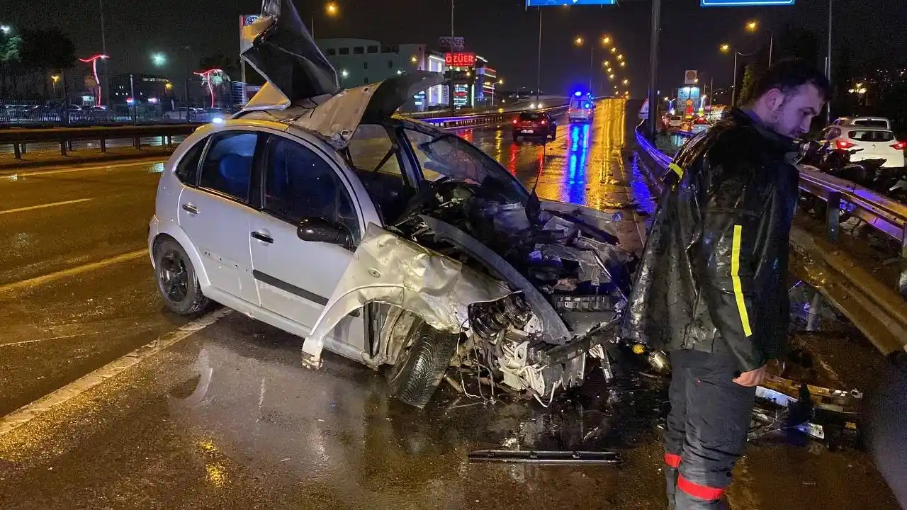 Kocaeli’de otomobil demir bariyerlere çarptı, vatandaş yaralıyı yağmurdan montuyla korudu
