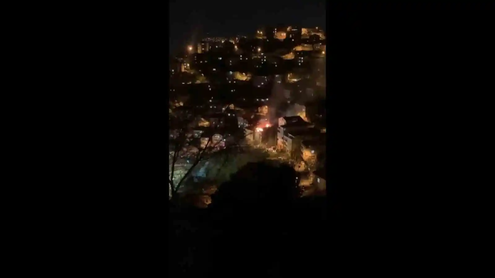 Maltepe'de 3 katlı binanın çatısında korkutan yangın
